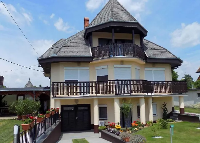 Three-Bedroom Apartment In Gyenesdias I